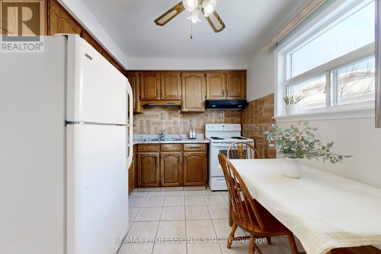 134 Giltspur Drive, Toronto, Ontario  M3L 1M9 - Photo 8 - W12978320