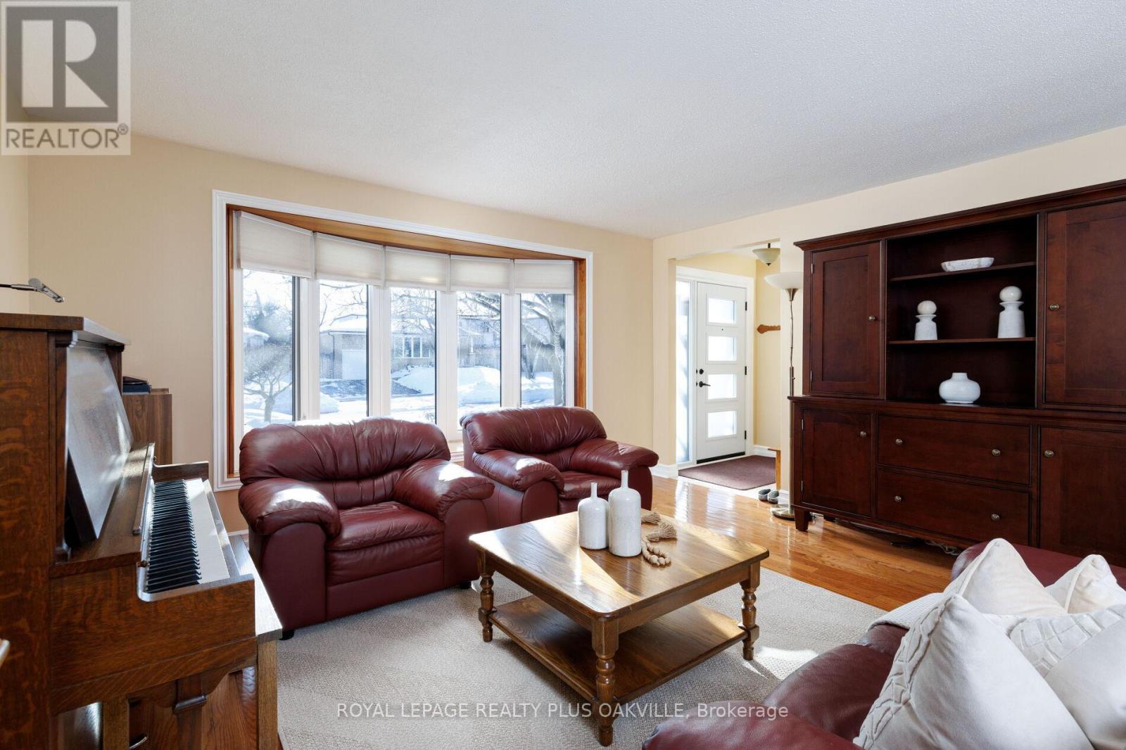 475 Sunset Drive, Oakville, Ontario  L6L 3N3 - Photo 4 - W12979494