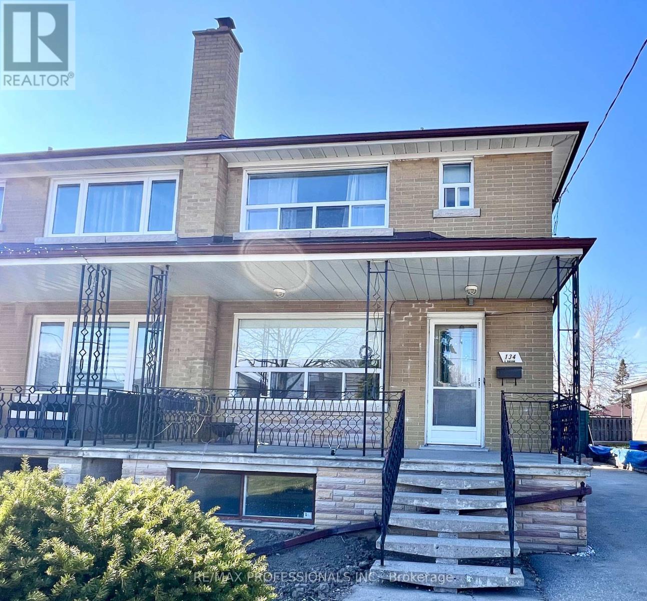 134 Giltspur Drive, Toronto, Ontario  M3L 1M9 - Photo 2 - W12978320