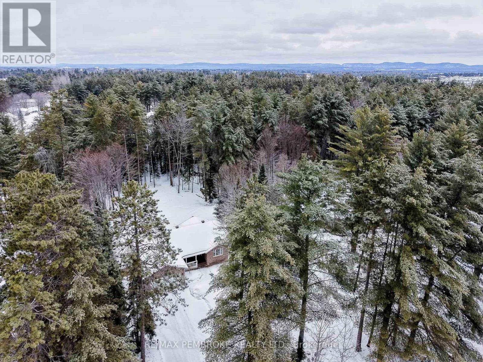 6 Steffen Street, Petawawa, Ontario  K8H 3L8 - Photo 4 - X12979842