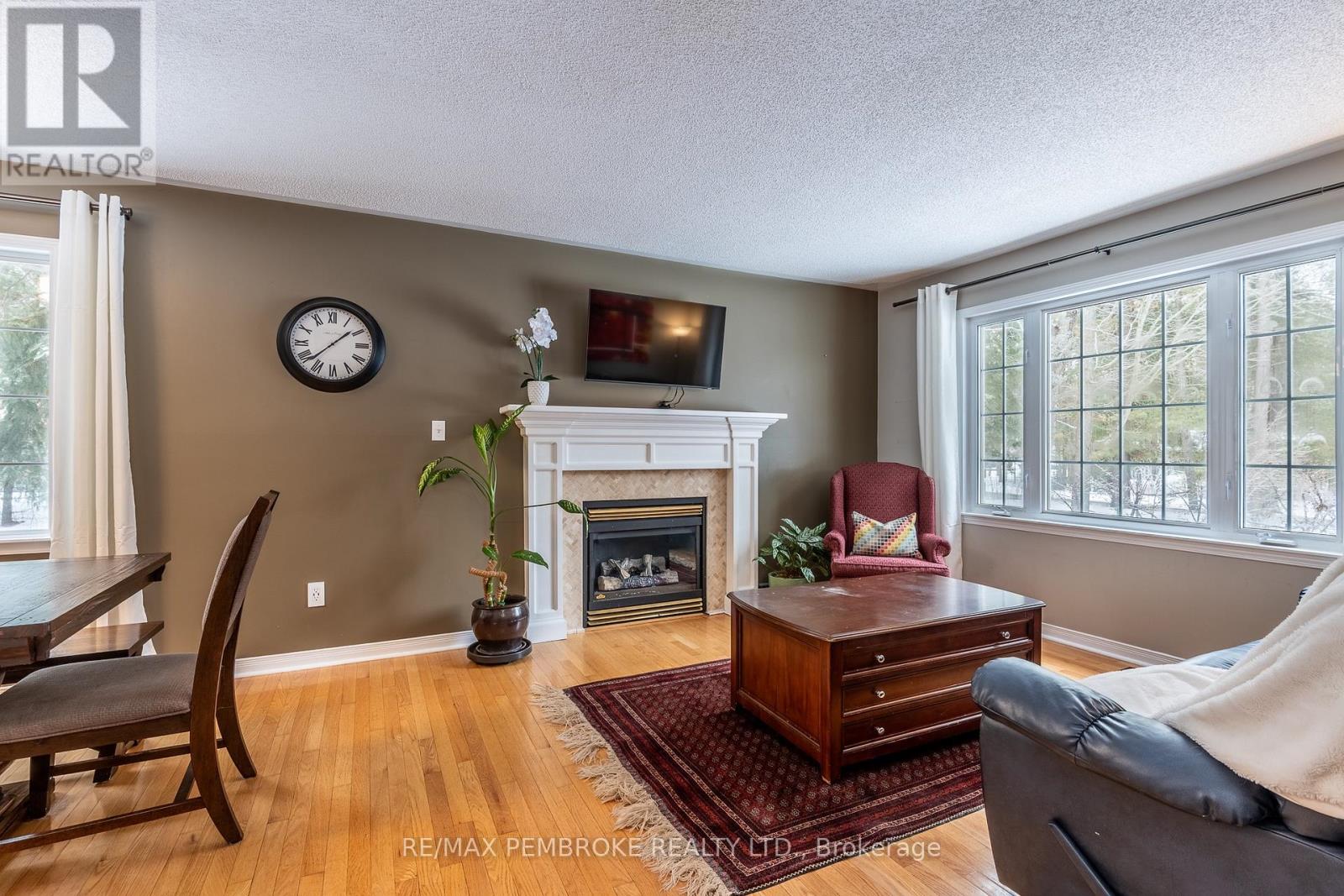 6 Steffen Street, Petawawa, Ontario  K8H 3L8 - Photo 8 - X12979842