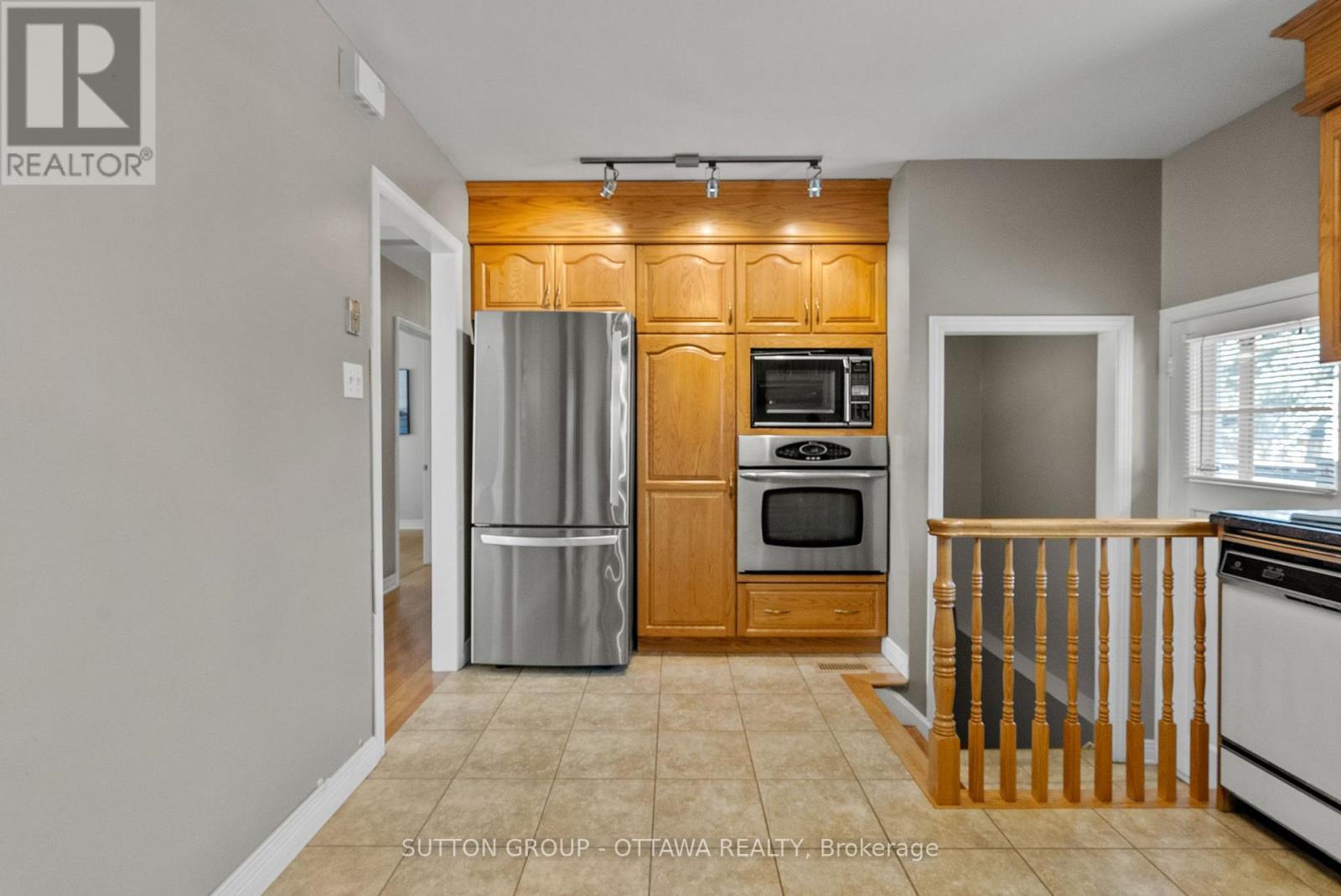 9 Aberfeldy Street, Ottawa, Ontario  K2H 6H6 - Photo 8 - X12977584