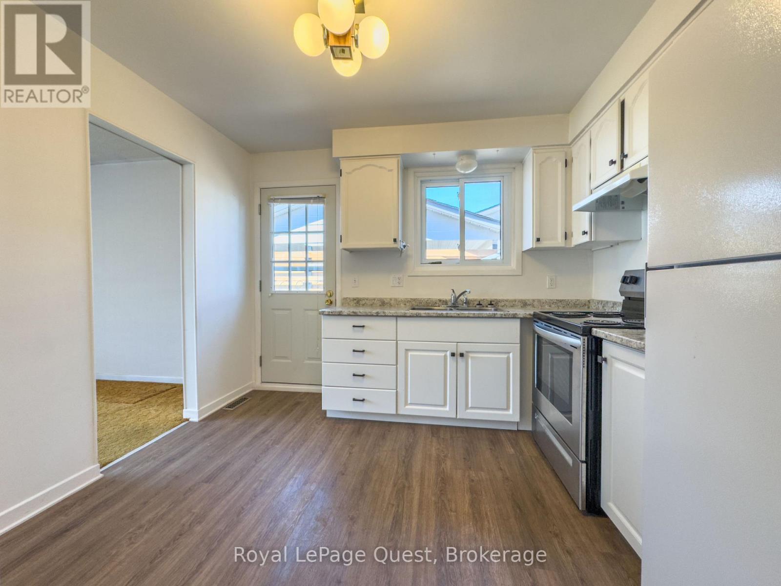 17 Rose Avenue, Orillia, Ontario  L3V 2N6 - Photo 7 - S12979838