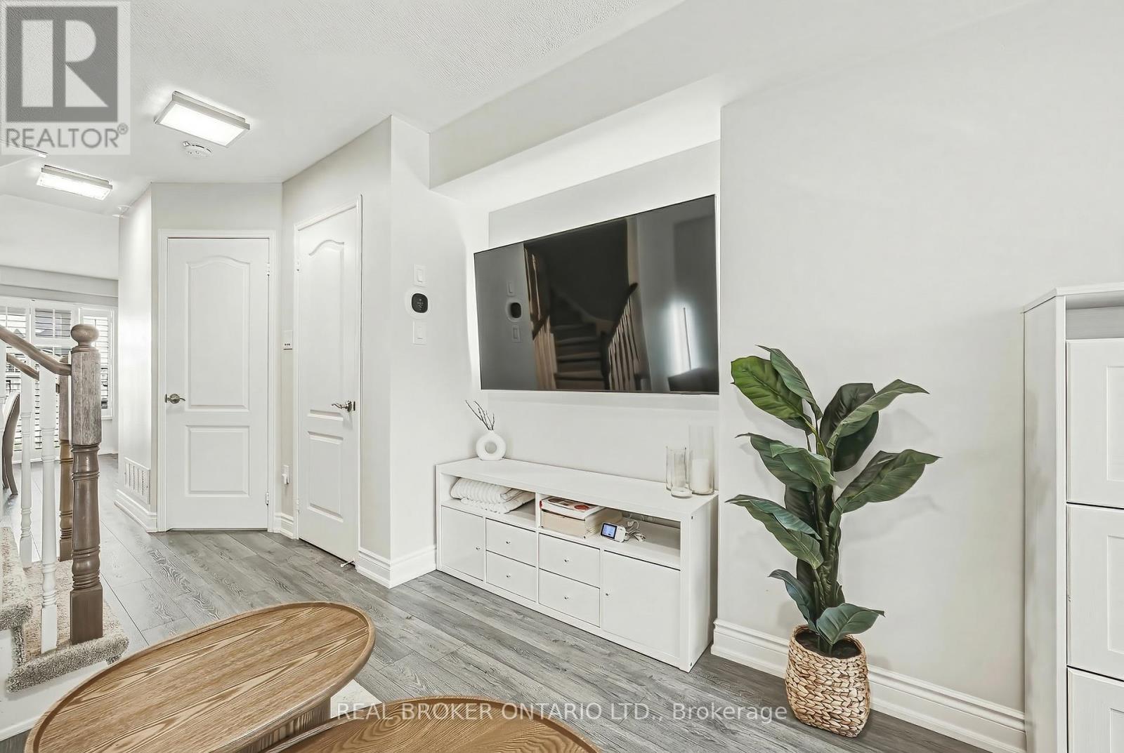 2259 Seton Crescent, Burlington, Ontario  L7L 6Y4 - Photo 5 - W12979802