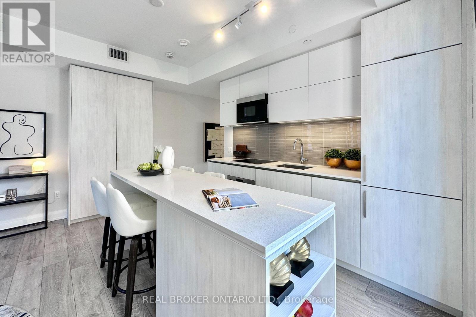 518 - 21 Park Street E, Mississauga, Ontario  L5G 1L7 - Photo 5 - W12979826