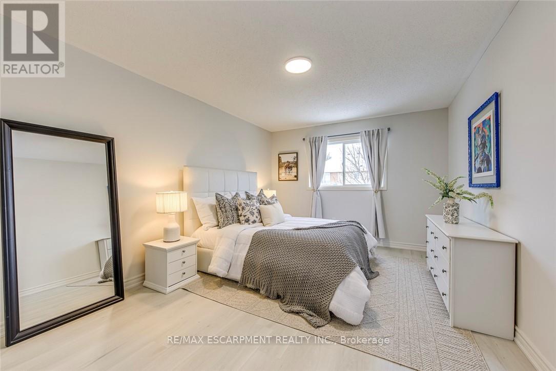 2468 Newcastle Crescent, Oakville, Ontario  L6M 4P3 - Photo 14 - W12979868