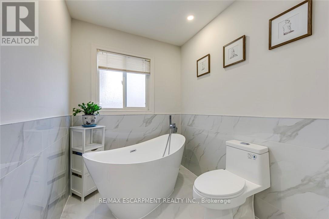 2468 Newcastle Crescent, Oakville, Ontario  L6M 4P3 - Photo 18 - W12979868