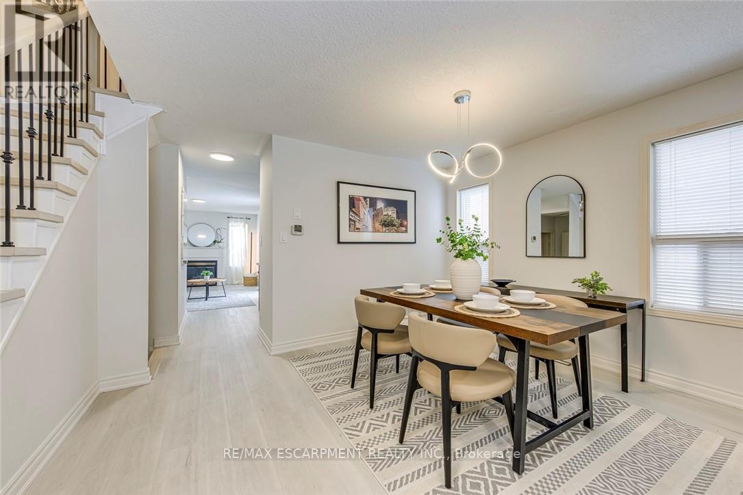 2468 Newcastle Crescent, Oakville, Ontario  L6M 4P3 - Photo 4 - W12979868