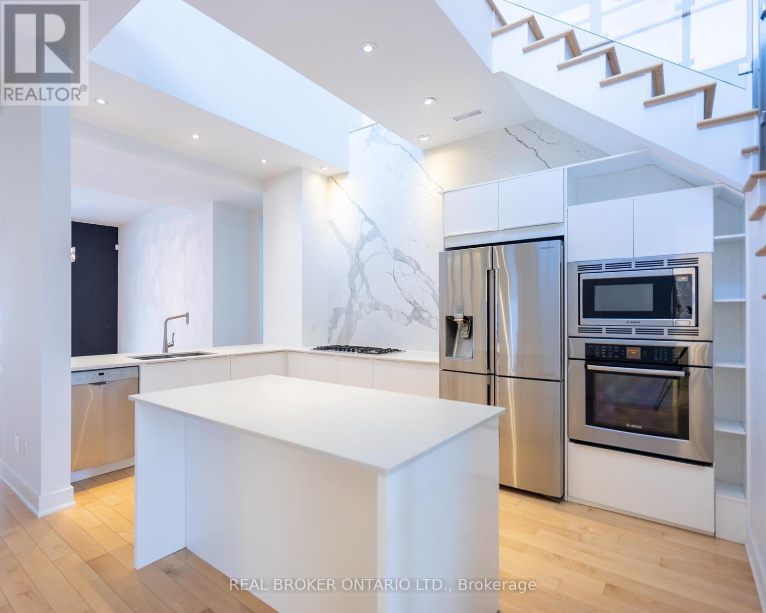 88 South Kingsway Way, Toronto, Ontario  M6S 3T3 - Photo 6 - W12549708