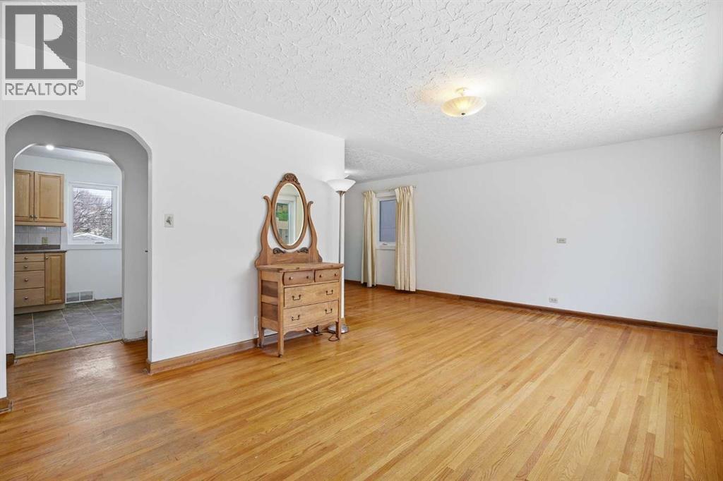 2024 36 Street SW, Calgary, Alberta  T3E 2Z1 - Photo 4 - A2299465