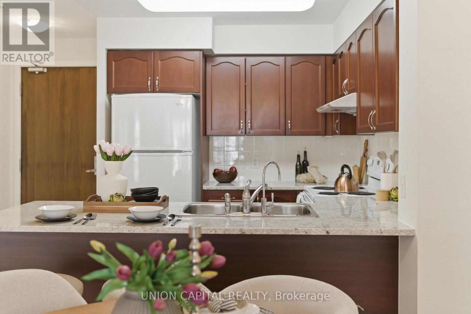 211 - 35 Hollywood Avenue, Toronto, Ontario  M2N 0A9 - Photo 3 - C12975548