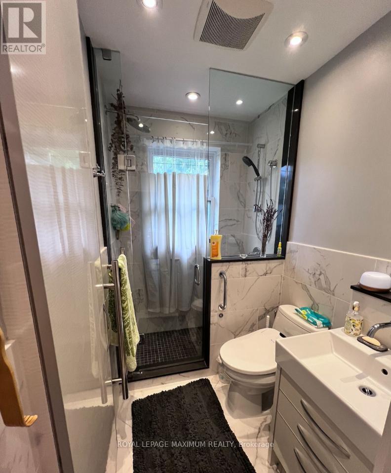 Main - 33 Alhart Drive, Toronto, Ontario  M9V 2N1 - Photo 11 - W12979934