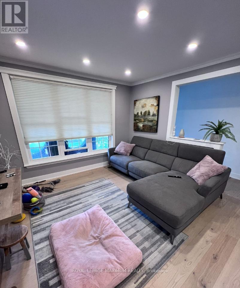 Main - 33 Alhart Drive, Toronto, Ontario  M9V 2N1 - Photo 2 - W12979934