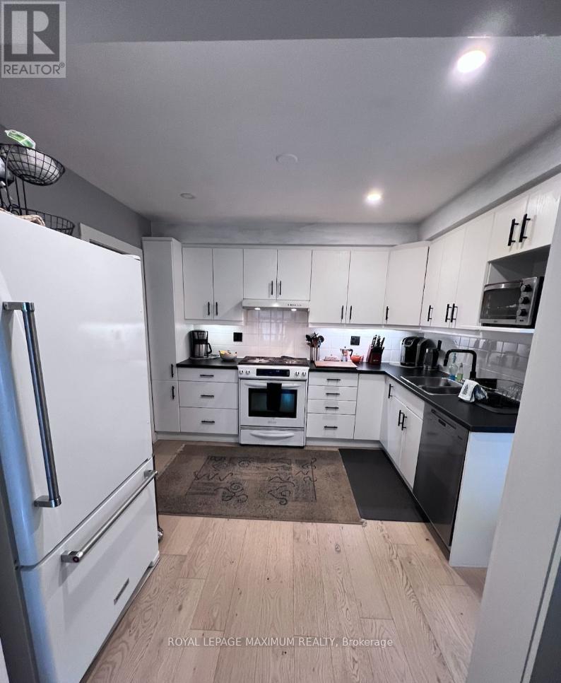 Main - 33 Alhart Drive, Toronto, Ontario  M9V 2N1 - Photo 4 - W12979934