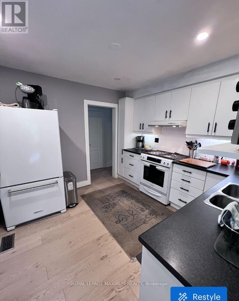 Main - 33 Alhart Drive, Toronto, Ontario  M9V 2N1 - Photo 5 - W12979934