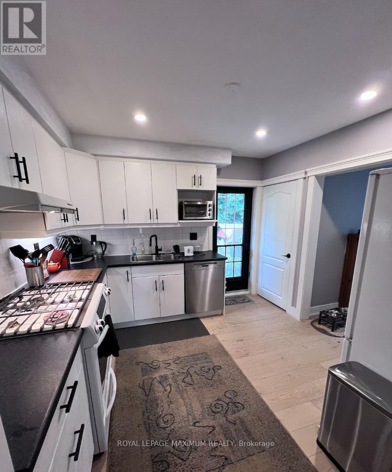 Main - 33 Alhart Drive, Toronto, Ontario  M9V 2N1 - Photo 6 - W12979934