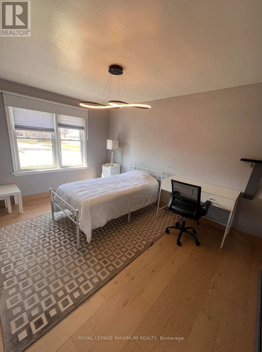 Main - 33 Alhart Drive, Toronto, Ontario  M9V 2N1 - Photo 7 - W12979934