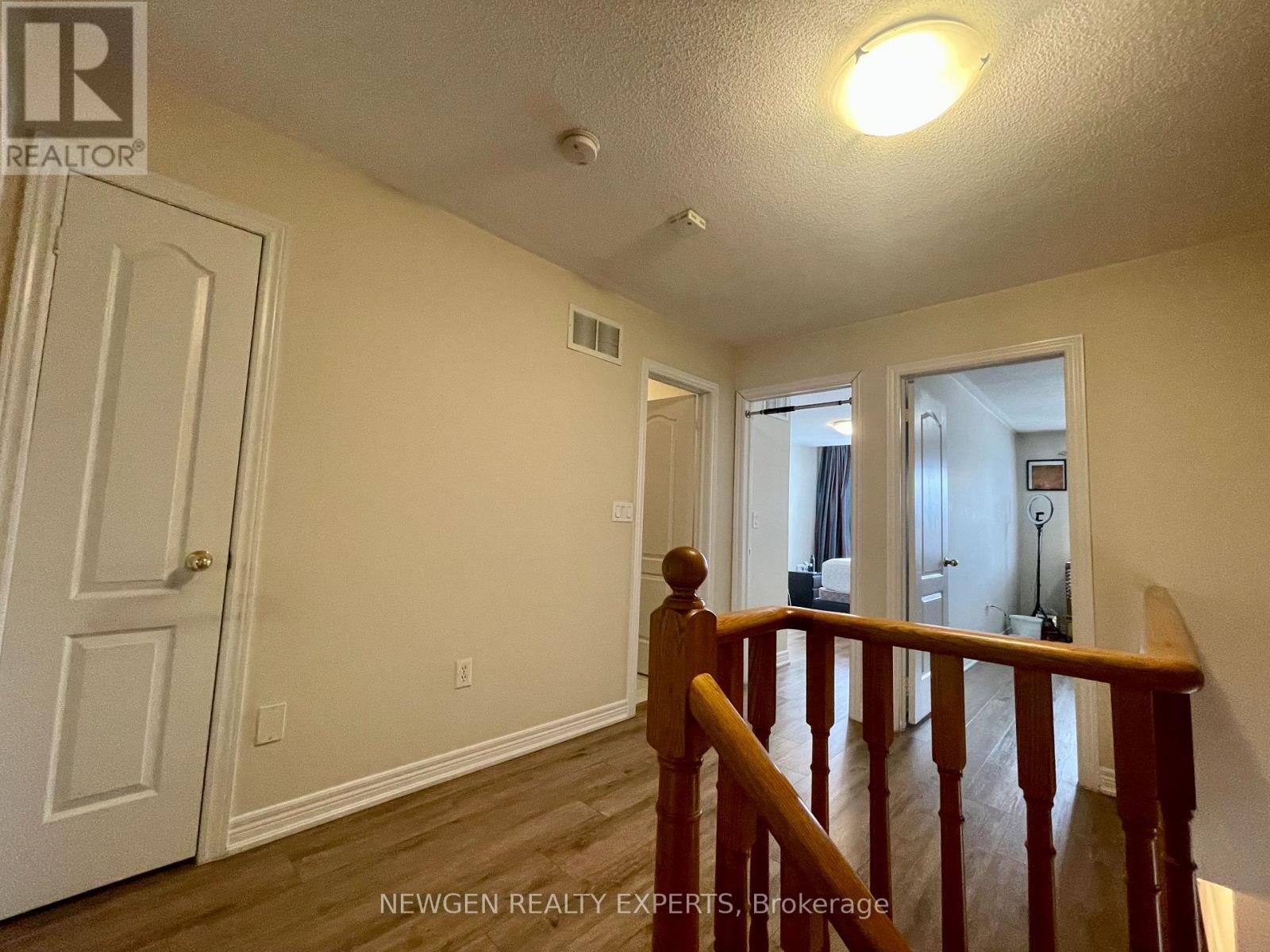 #upper - 42 Crystalview Crescent, Brampton (Bram East), Ontario  L6P 2R7 - Photo 10 - W12979942