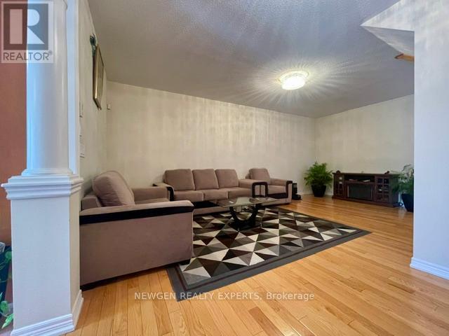 #upper - 42 Crystalview Crescent, Brampton (Bram East), Ontario  L6P 2R7 - Photo 6 - W12979942