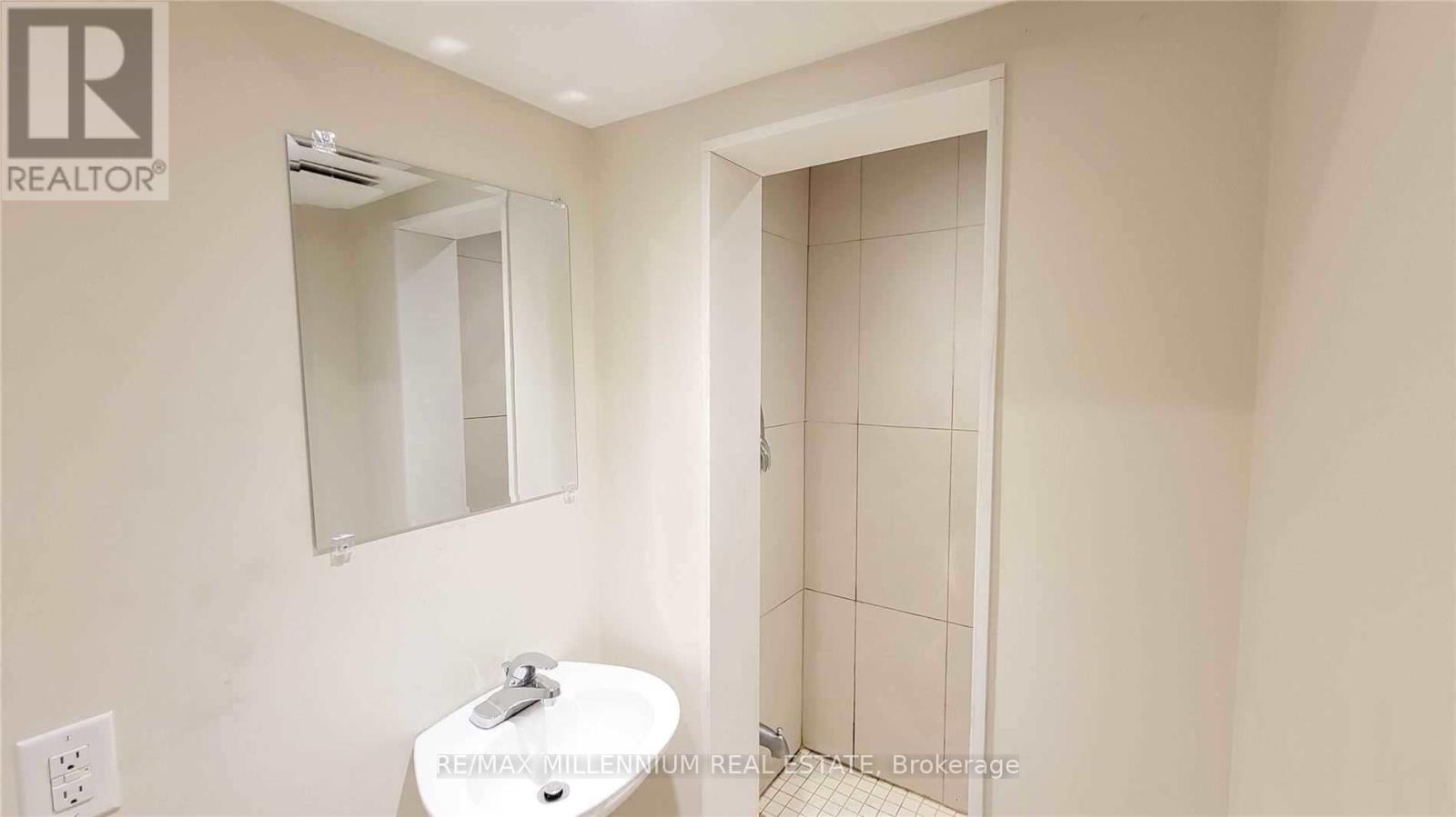 3 Jasmine Road, Toronto, Ontario  M9M 2P8 - Photo 11 - W12979962