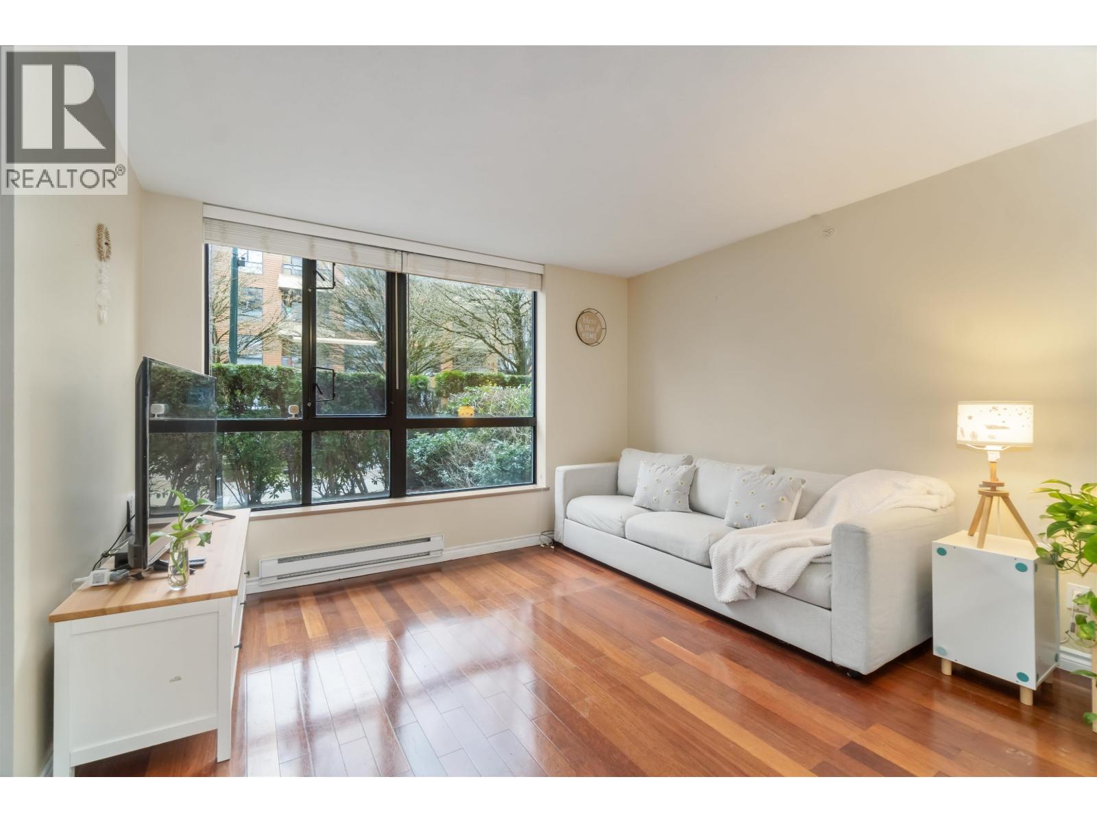 Listing Picture 7 of 31 : 110 3588 CROWLEY DRIVE, Vancouver / 溫哥華 - 魯藝地產 Yvonne Lu Group - MLS Medallion Club Member