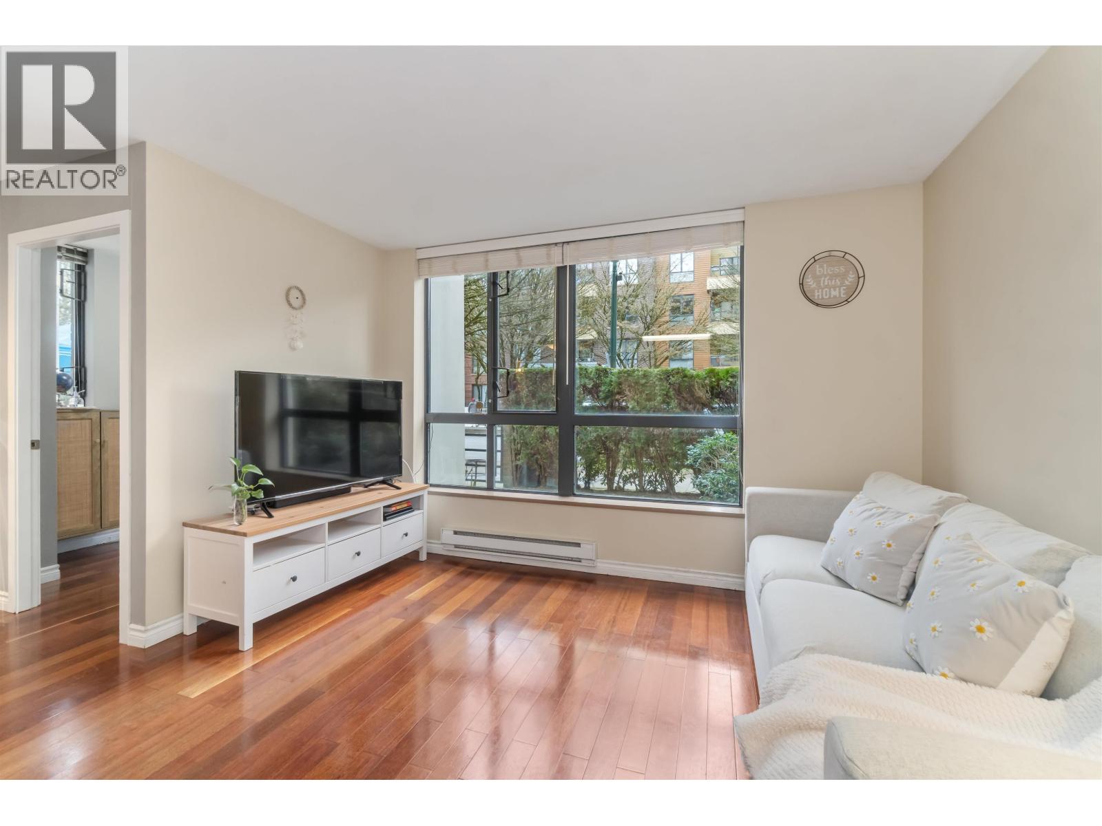 Listing Picture 9 of 31 : 110 3588 CROWLEY DRIVE, Vancouver / 溫哥華 - 魯藝地產 Yvonne Lu Group - MLS Medallion Club Member