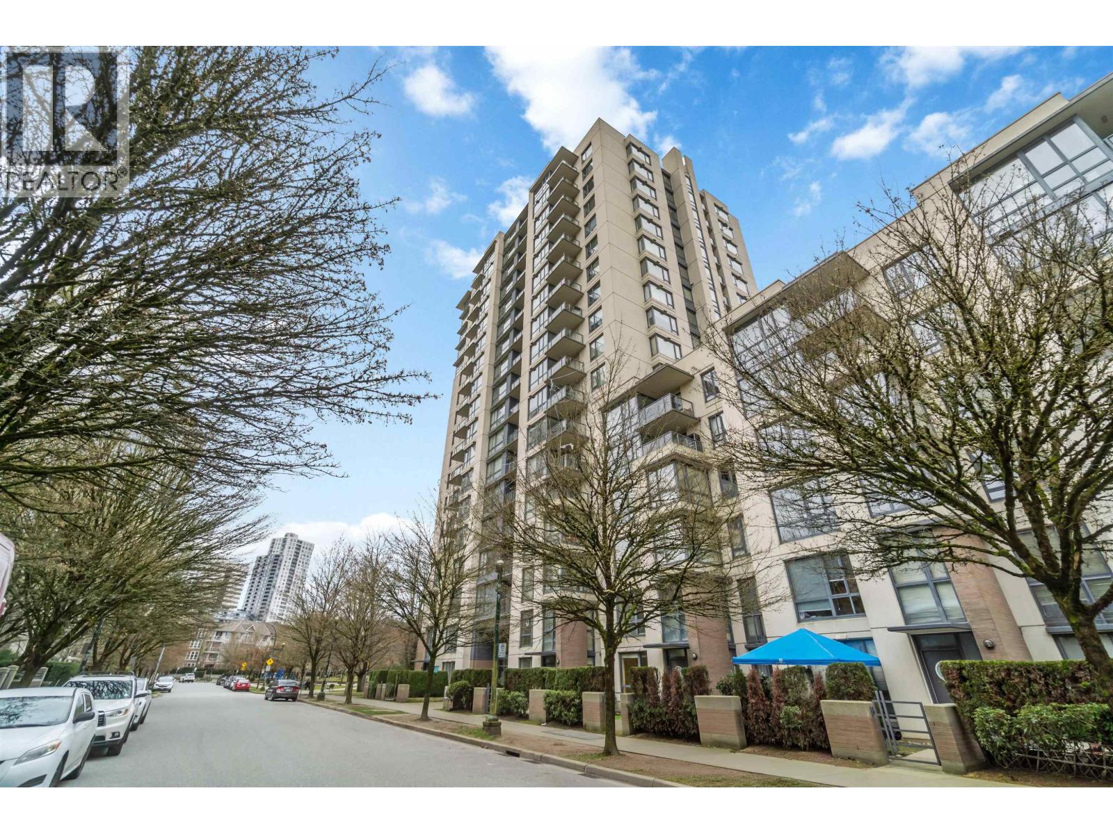 Listing Picture 2 of 31 : 110 3588 CROWLEY DRIVE, Vancouver / 溫哥華 - 魯藝地產 Yvonne Lu Group - MLS Medallion Club Member