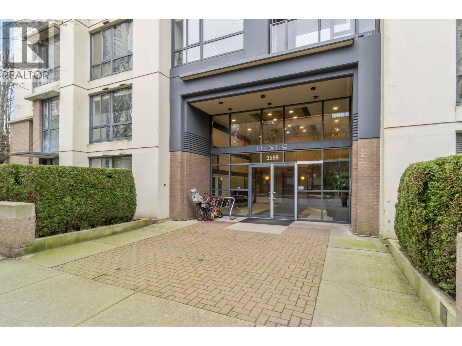 Listing Picture 30 of 31 : 110 3588 CROWLEY DRIVE, Vancouver / 溫哥華 - 魯藝地產 Yvonne Lu Group - MLS Medallion Club Member