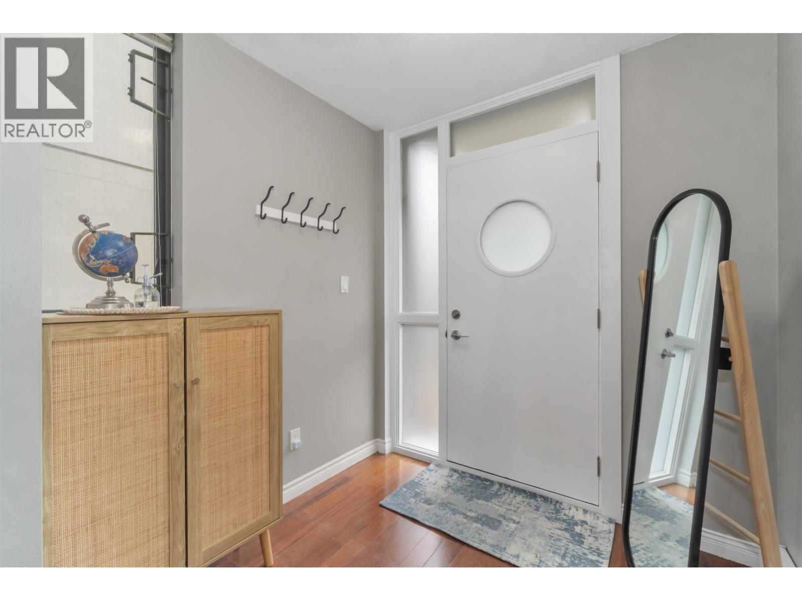 Listing Picture 6 of 31 : 110 3588 CROWLEY DRIVE, Vancouver / 溫哥華 - 魯藝地產 Yvonne Lu Group - MLS Medallion Club Member