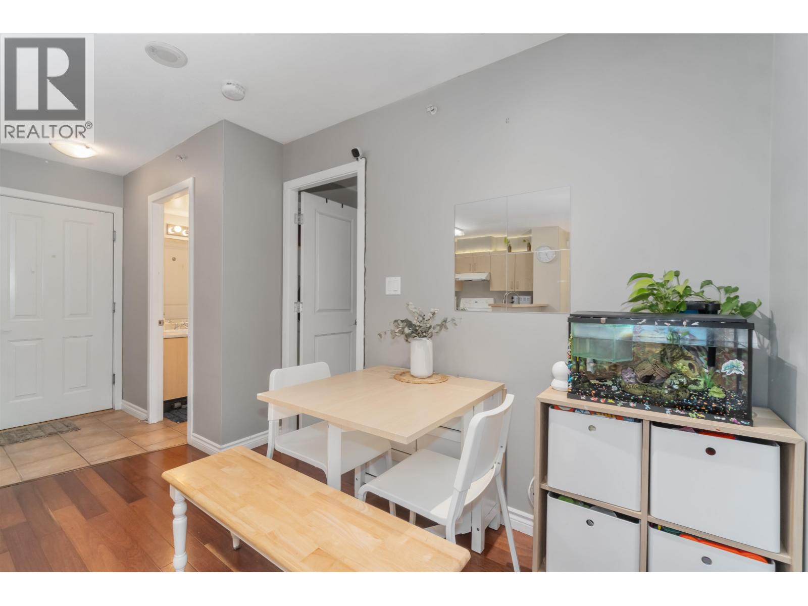 Listing Picture 12 of 31 : 110 3588 CROWLEY DRIVE, Vancouver / 溫哥華 - 魯藝地產 Yvonne Lu Group - MLS Medallion Club Member