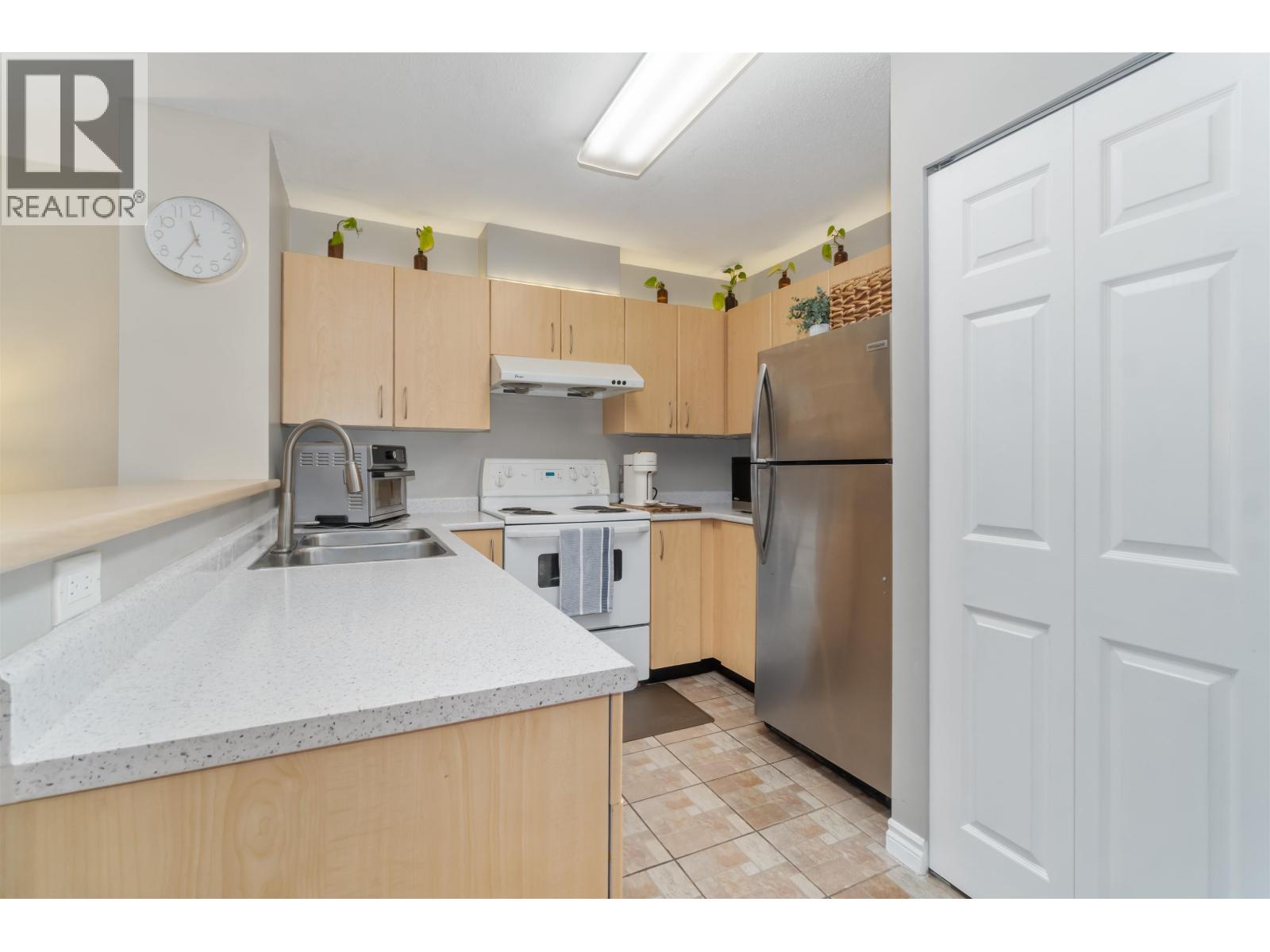 Listing Picture 14 of 31 : 110 3588 CROWLEY DRIVE, Vancouver / 溫哥華 - 魯藝地產 Yvonne Lu Group - MLS Medallion Club Member