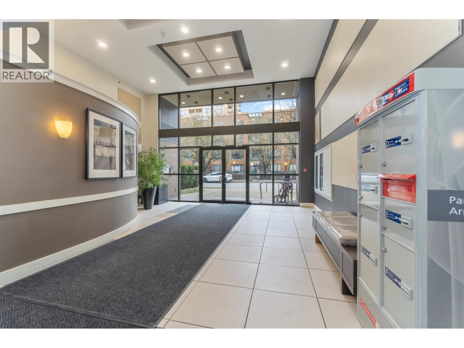 Listing Picture 31 of 31 : 110 3588 CROWLEY DRIVE, Vancouver / 溫哥華 - 魯藝地產 Yvonne Lu Group - MLS Medallion Club Member