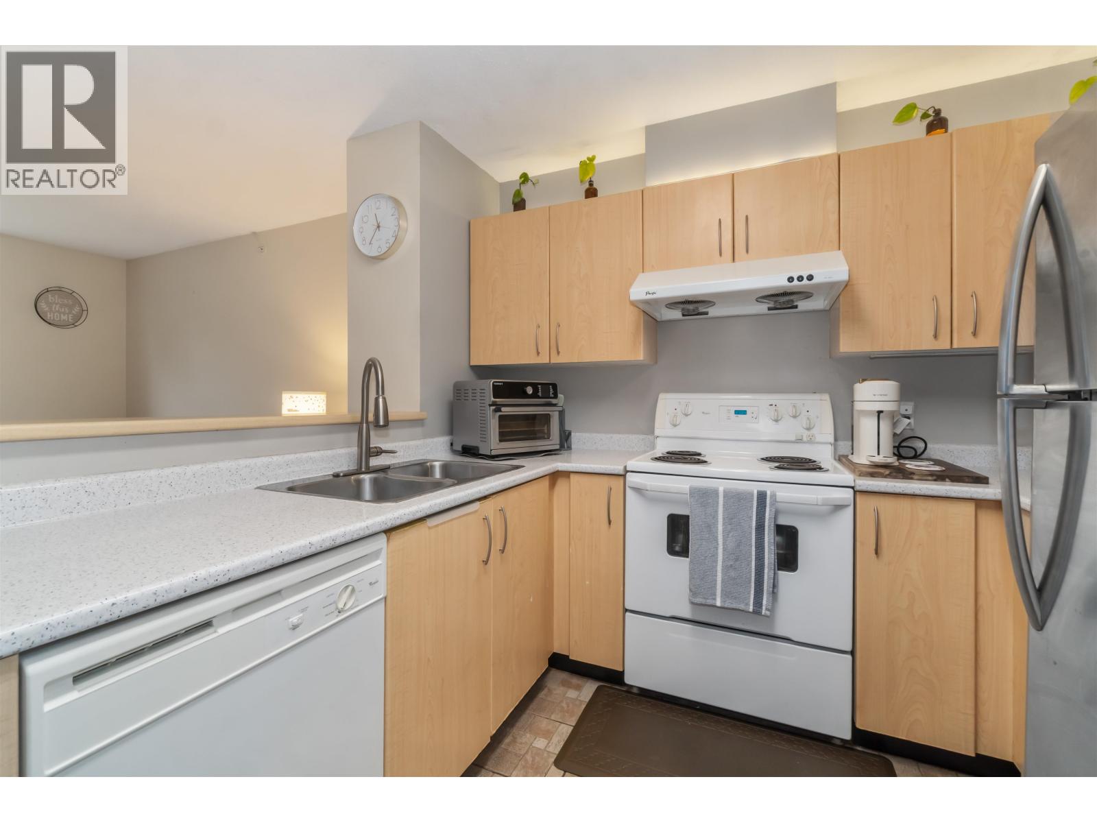 Listing Picture 16 of 31 : 110 3588 CROWLEY DRIVE, Vancouver / 溫哥華 - 魯藝地產 Yvonne Lu Group - MLS Medallion Club Member