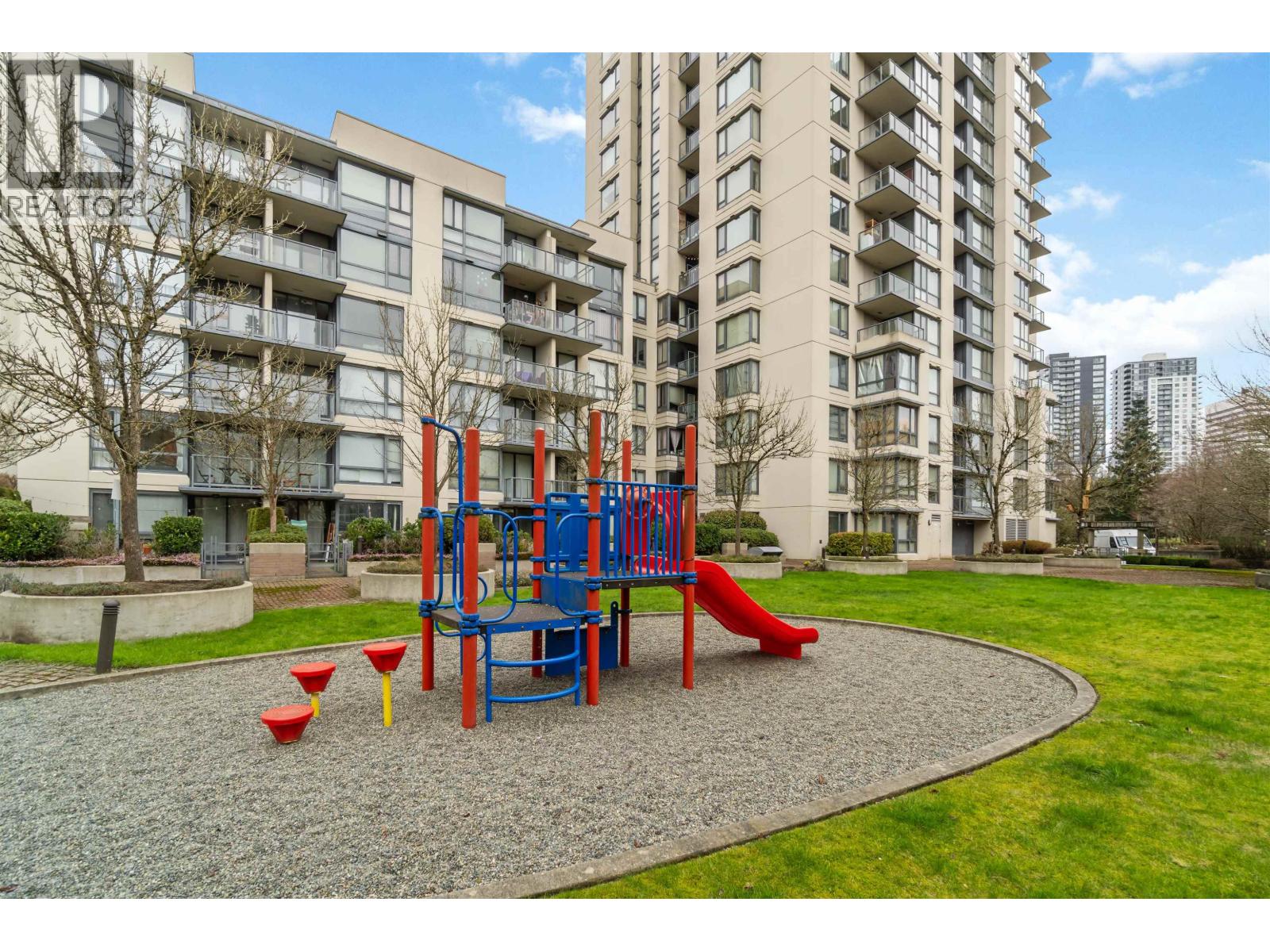 Listing Picture 25 of 31 : 110 3588 CROWLEY DRIVE, Vancouver / 溫哥華 - 魯藝地產 Yvonne Lu Group - MLS Medallion Club Member