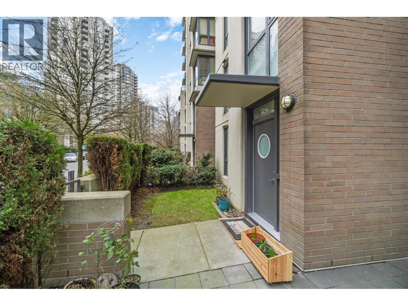 Listing Picture 5 of 31 : 110 3588 CROWLEY DRIVE, Vancouver / 溫哥華 - 魯藝地產 Yvonne Lu Group - MLS Medallion Club Member