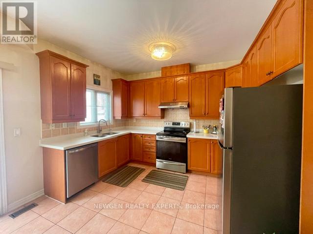 #upper - 42 Crystalview Crescent, Brampton (Bram East), Ontario  L6P 2R7 - Photo 4 - W12979942