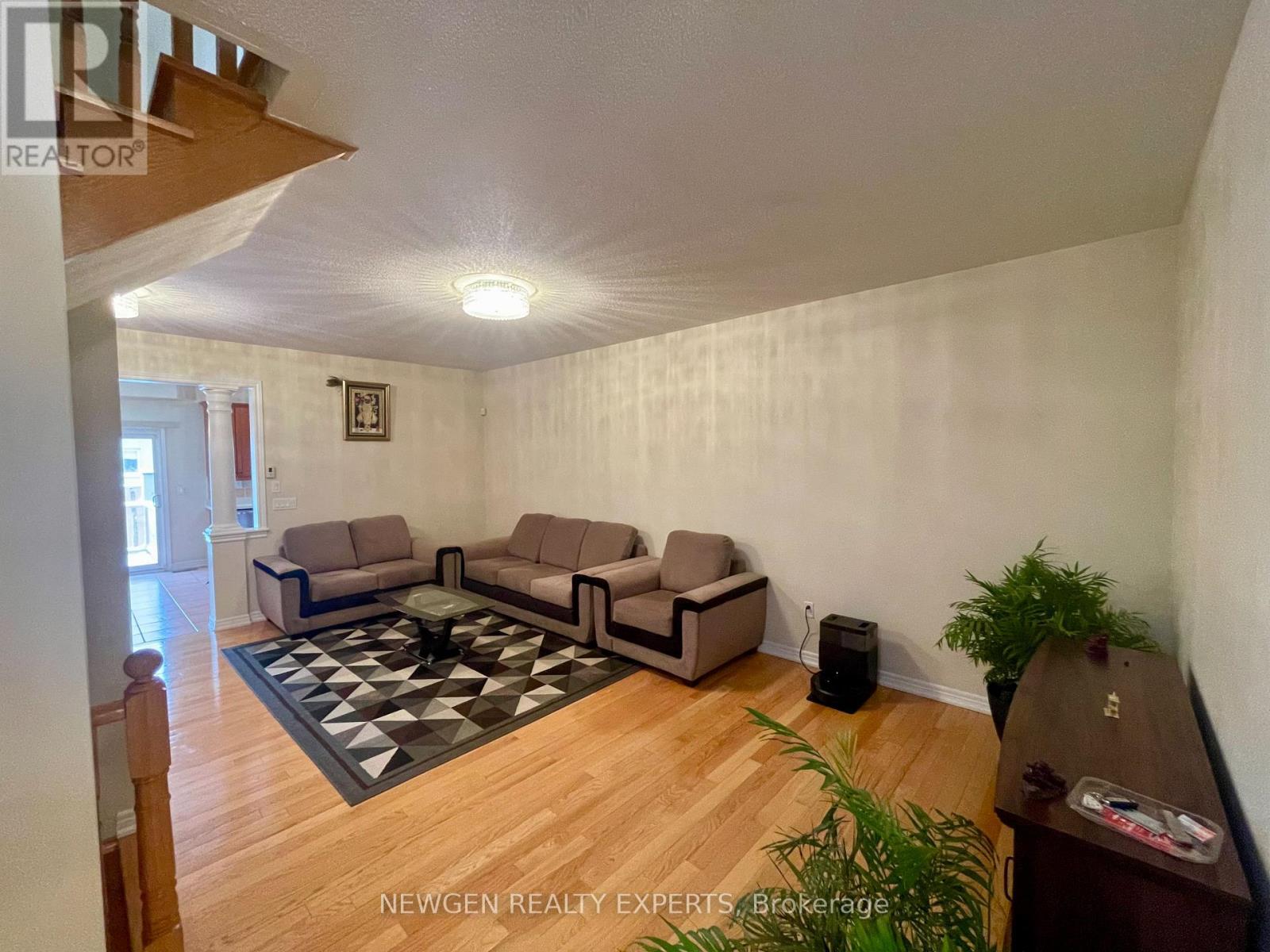 #upper - 42 Crystalview Crescent, Brampton (Bram East), Ontario  L6P 2R7 - Photo 5 - W12979942