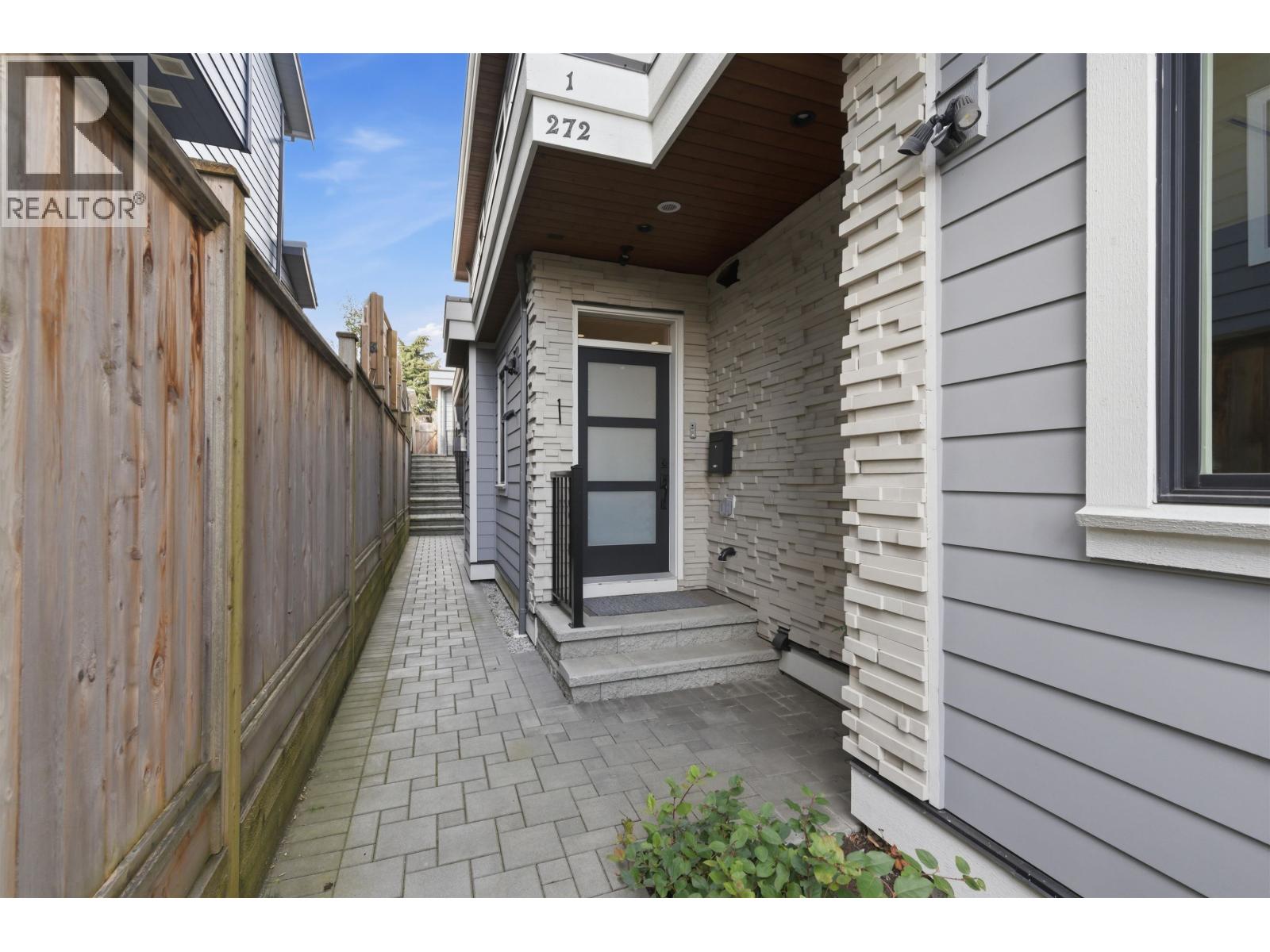 1 272 E 9th Street, North Vancouver, British Columbia  V7L 2B1 - Photo 3 - R3109551