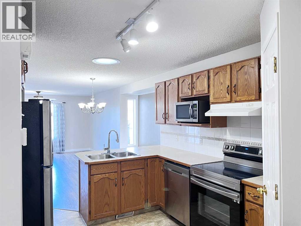 110 West Creek Bay, Chestermere, Alberta  T1X 1K7 - Photo 7 - A2262218