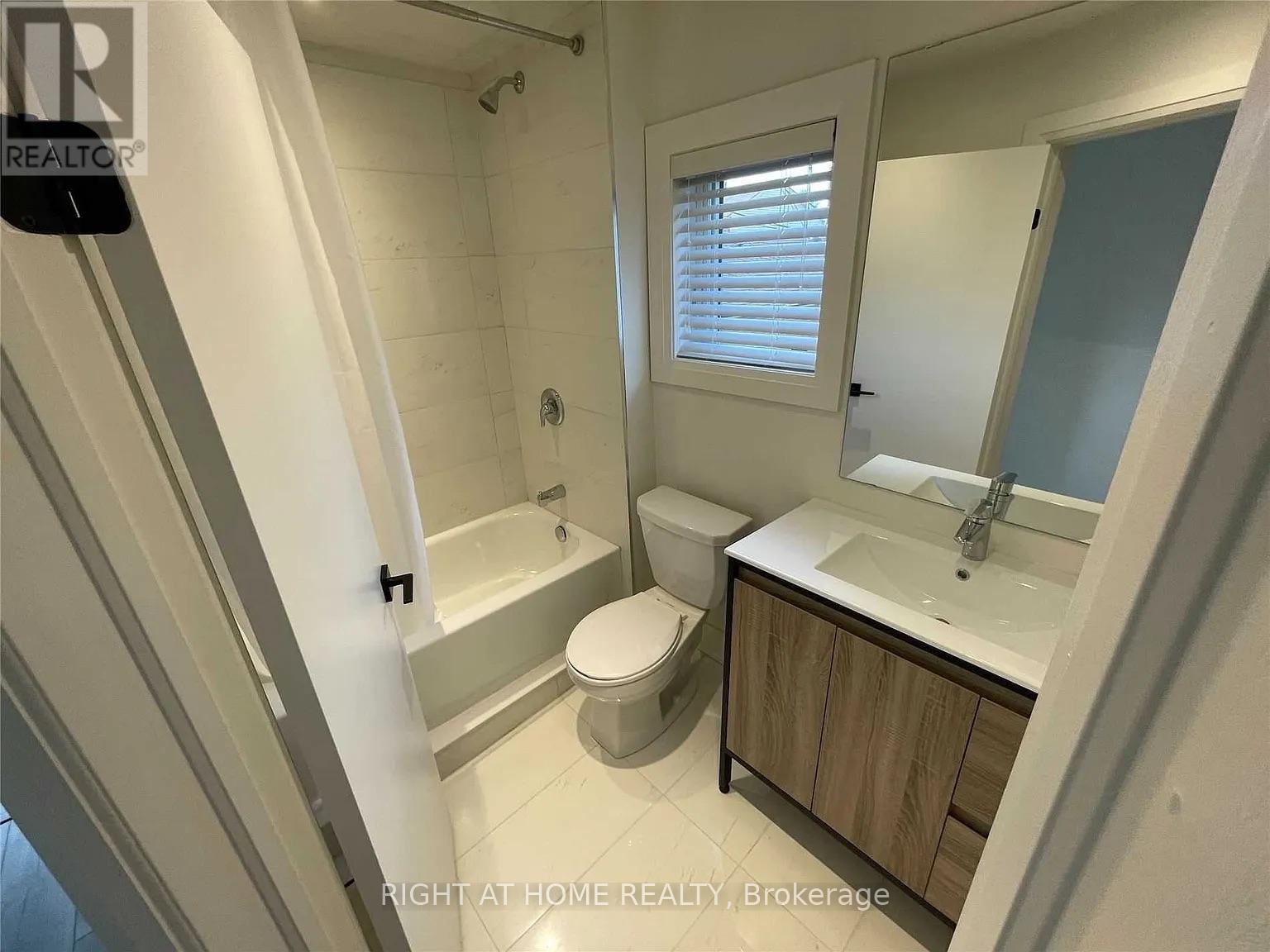 Upper - 380 Northcliffe Boulevard, Toronto (Oakwood Village), Ontario  M6E 3L1 - Photo 15 - C12980058