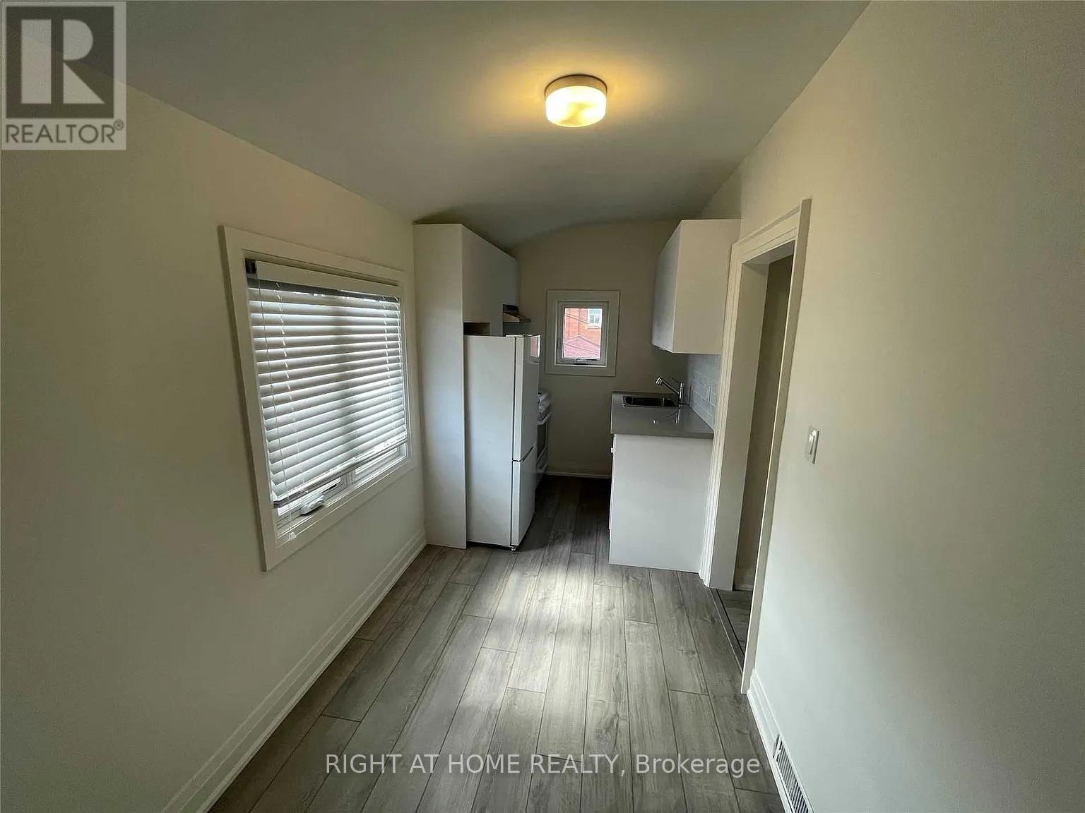 Upper - 380 Northcliffe Boulevard, Toronto (Oakwood Village), Ontario  M6E 3L1 - Photo 4 - C12980058