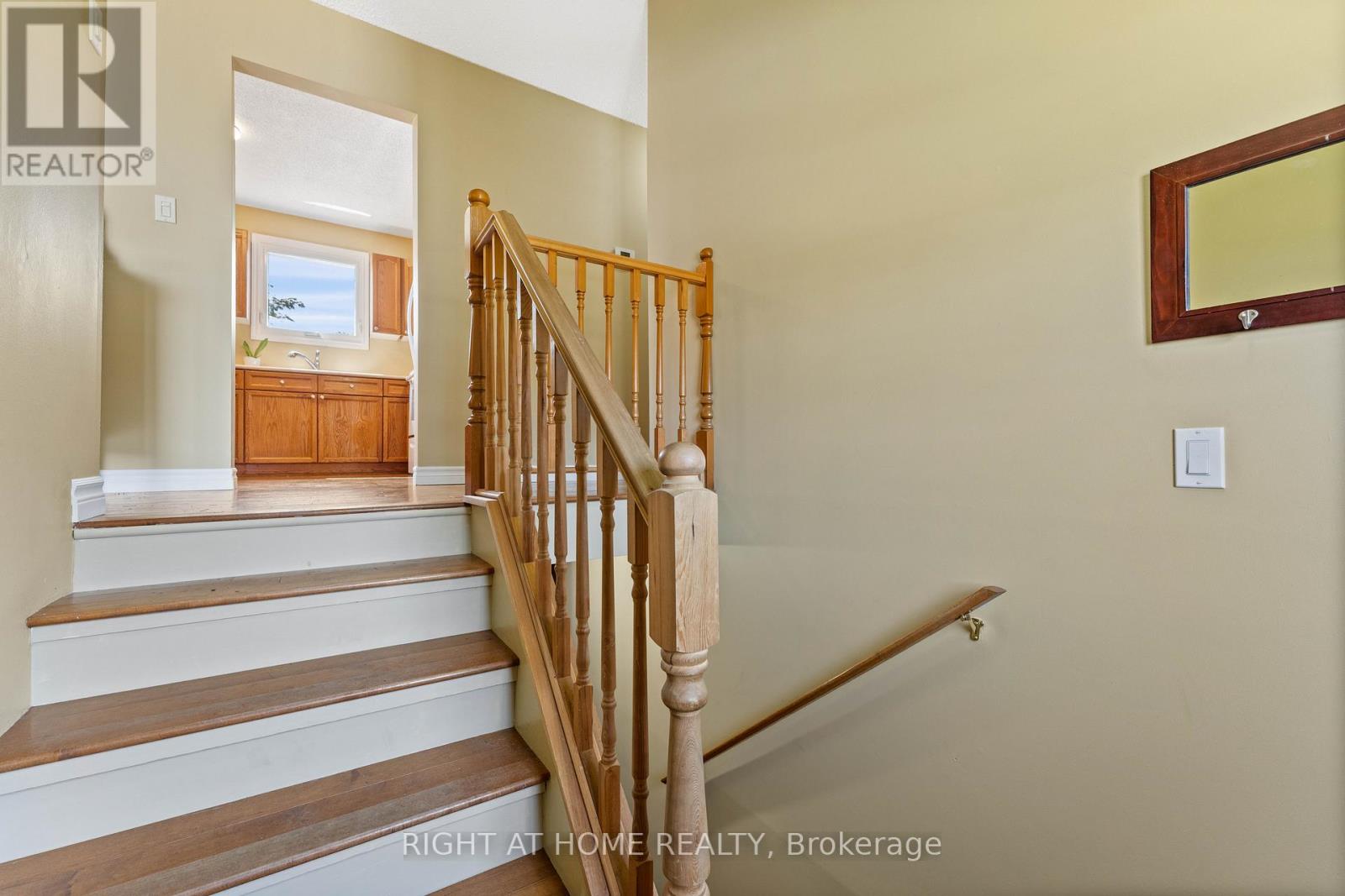 10 Preston Street, Oro-Medonte (Warminster), Ontario  L0K 2G0 - Photo 4 - S12980044