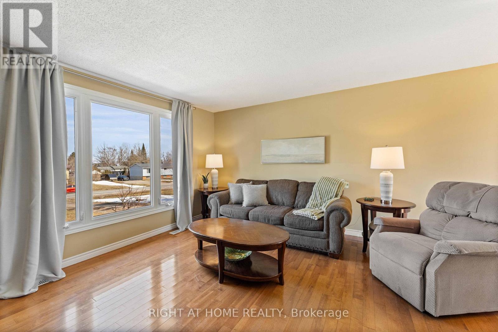 10 Preston Street, Oro-Medonte (Warminster), Ontario  L0K 2G0 - Photo 5 - S12980044