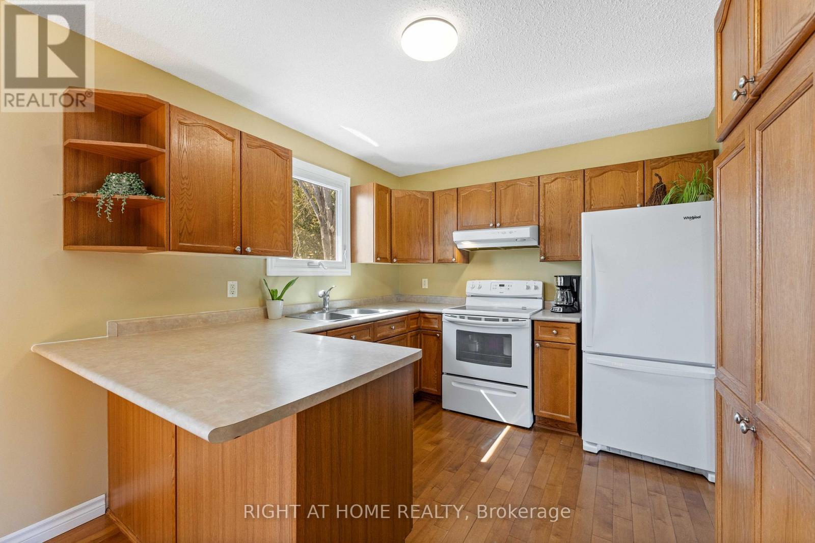 10 Preston Street, Oro-Medonte (Warminster), Ontario  L0K 2G0 - Photo 7 - S12980044