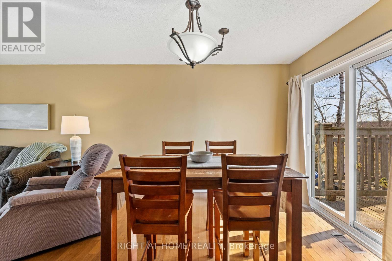 10 Preston Street, Oro-Medonte (Warminster), Ontario  L0K 2G0 - Photo 9 - S12980044