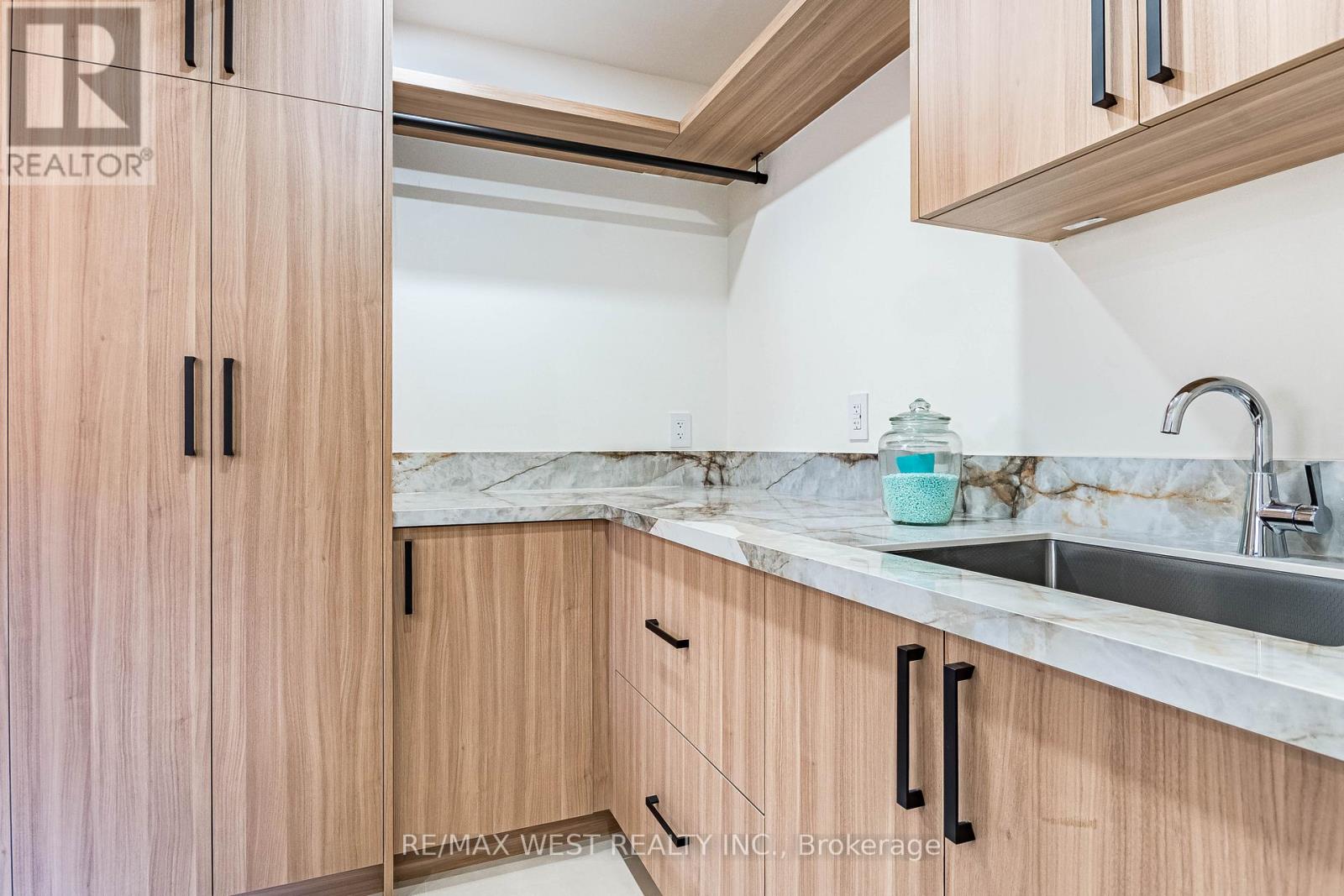 29 Blaketon Road, Toronto (Islington-City Centre West), Ontario  M9B 4W4 - Photo 12 - W12980020