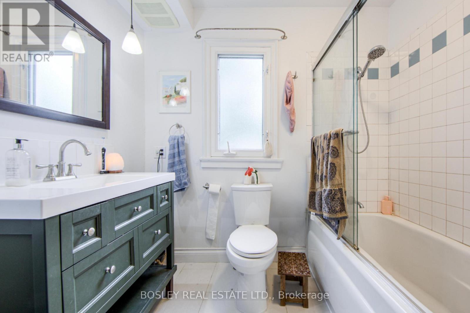 Upper - 2 Dawson Avenue, Toronto, Ontario  M4J 1E5 - Photo 14 - E12980116