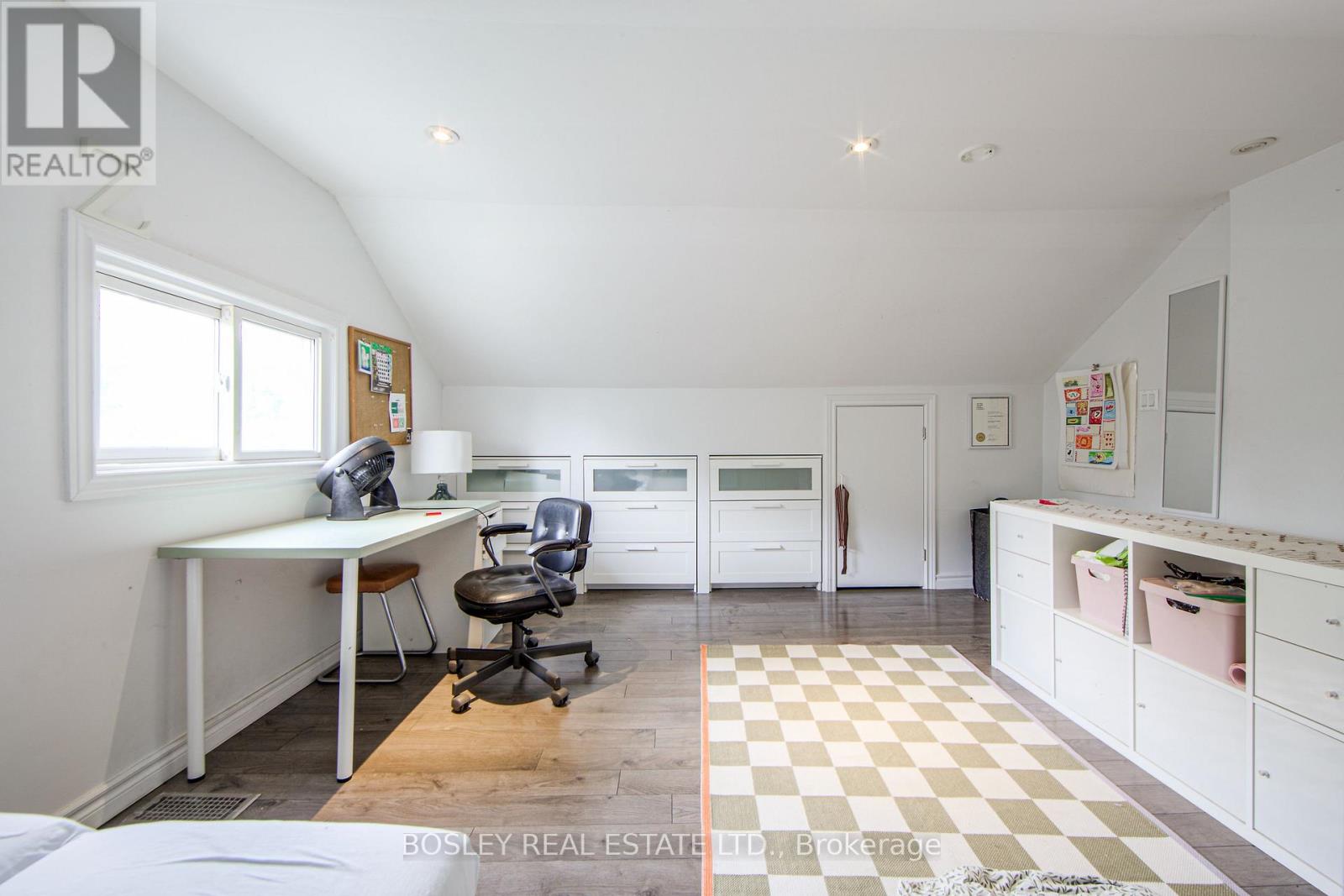 Upper - 2 Dawson Avenue, Toronto, Ontario  M4J 1E5 - Photo 15 - E12980116