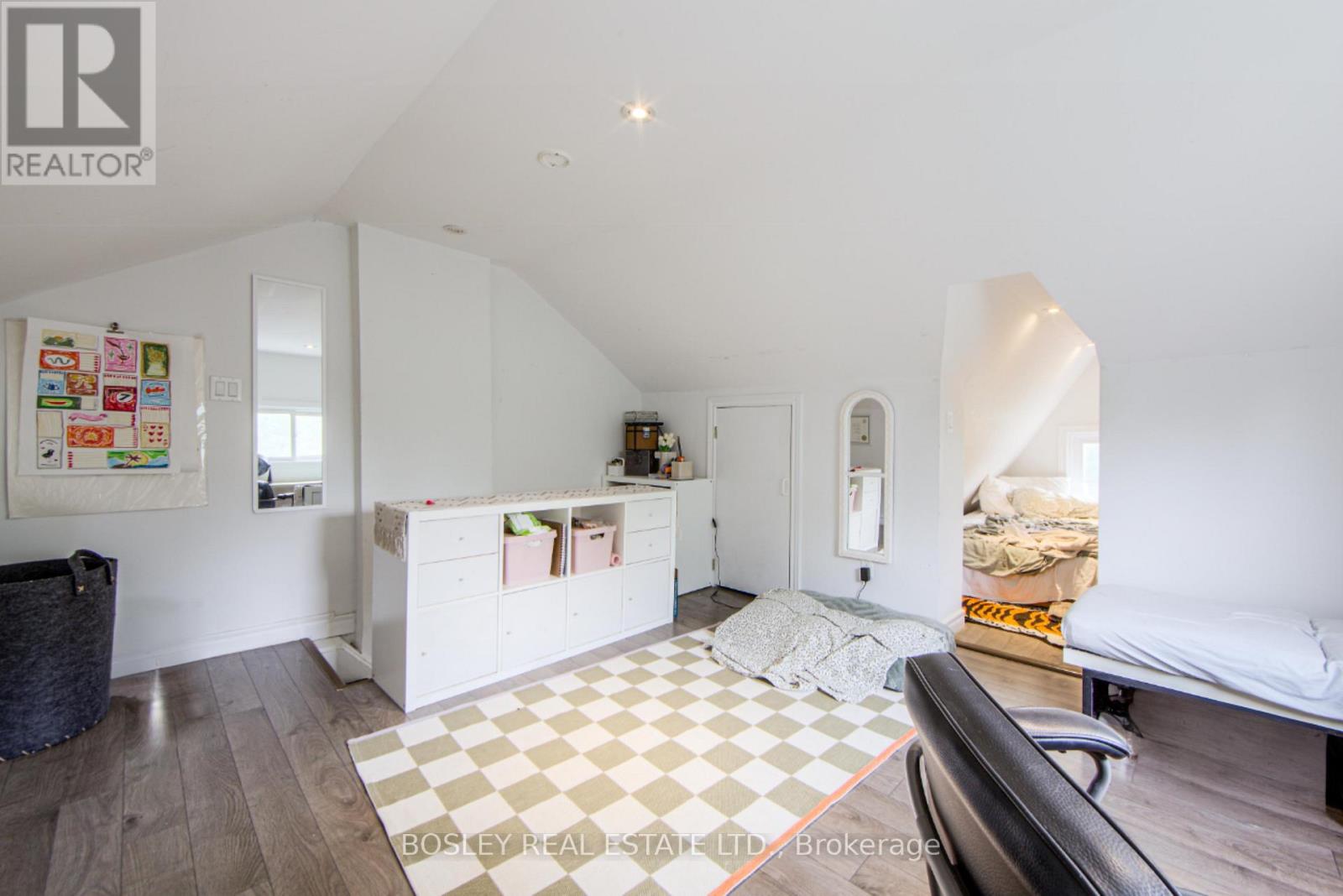 Upper - 2 Dawson Avenue, Toronto, Ontario  M4J 1E5 - Photo 16 - E12980116