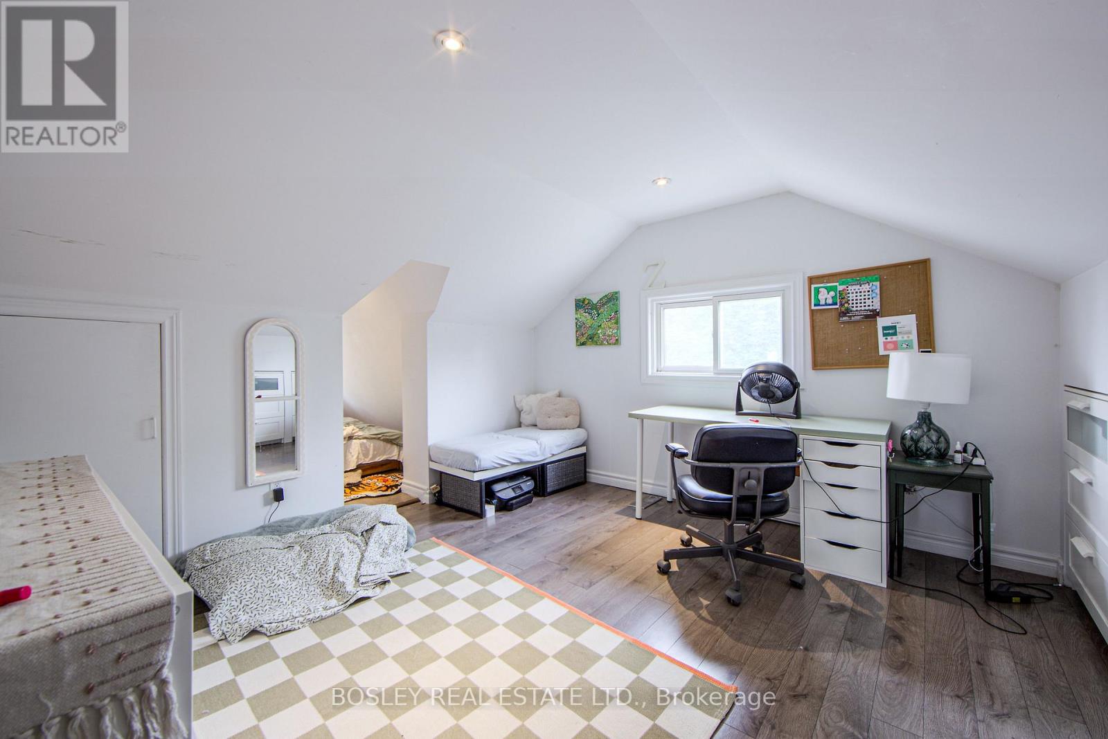 Upper - 2 Dawson Avenue, Toronto, Ontario  M4J 1E5 - Photo 17 - E12980116